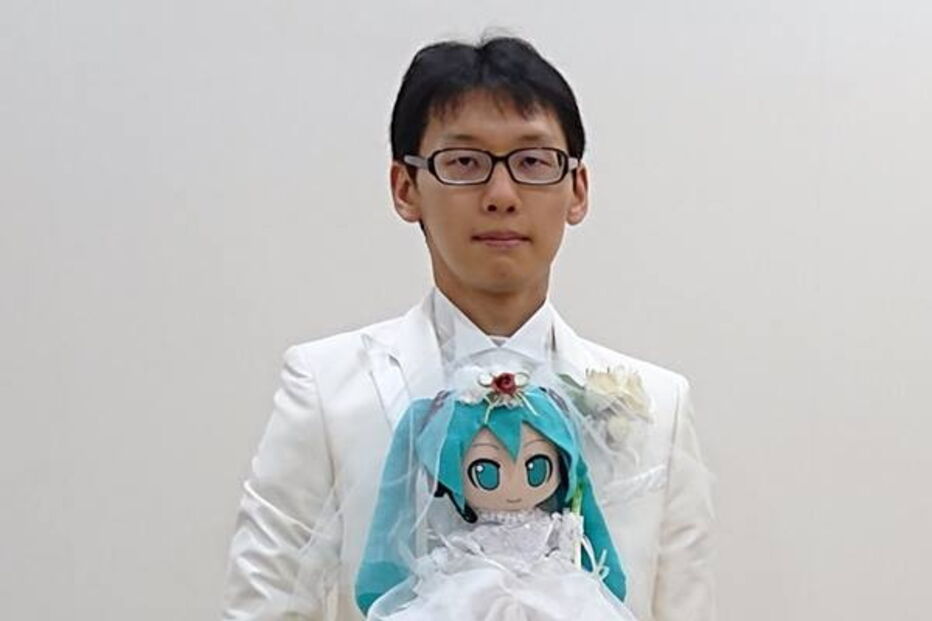 Homem apaixona-se e casa-se com holograma de personagem ficcional