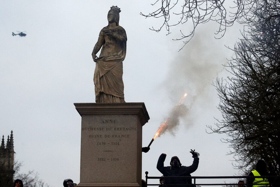 Tensão e chamas na manifestação dos 'coletes amarelos' em França