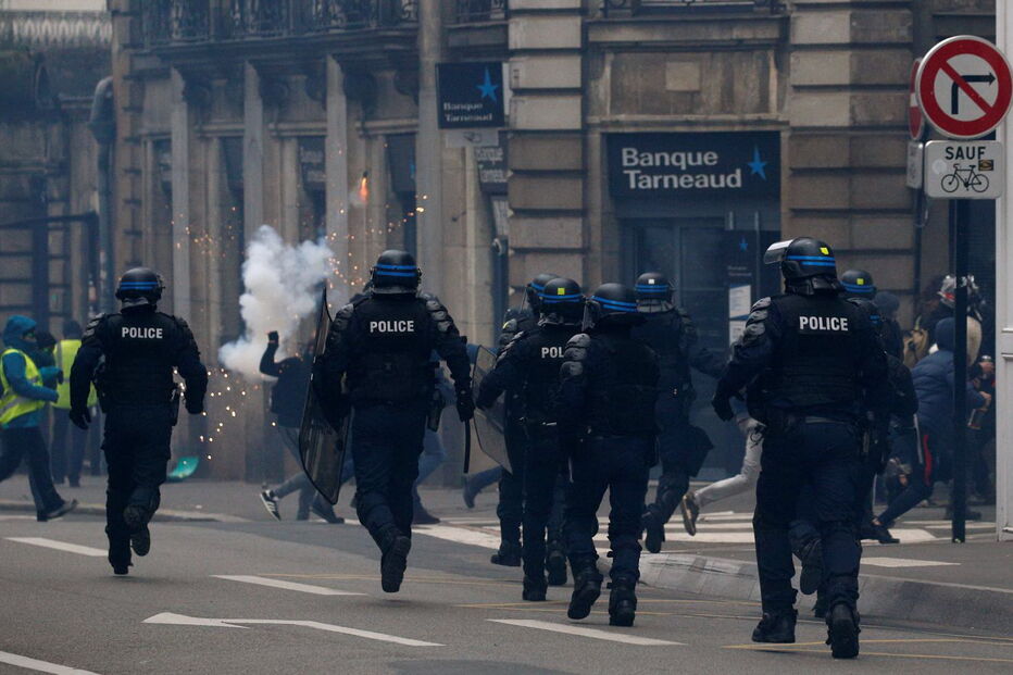 Tensão e chamas na manifestação dos 'coletes amarelos' em França
