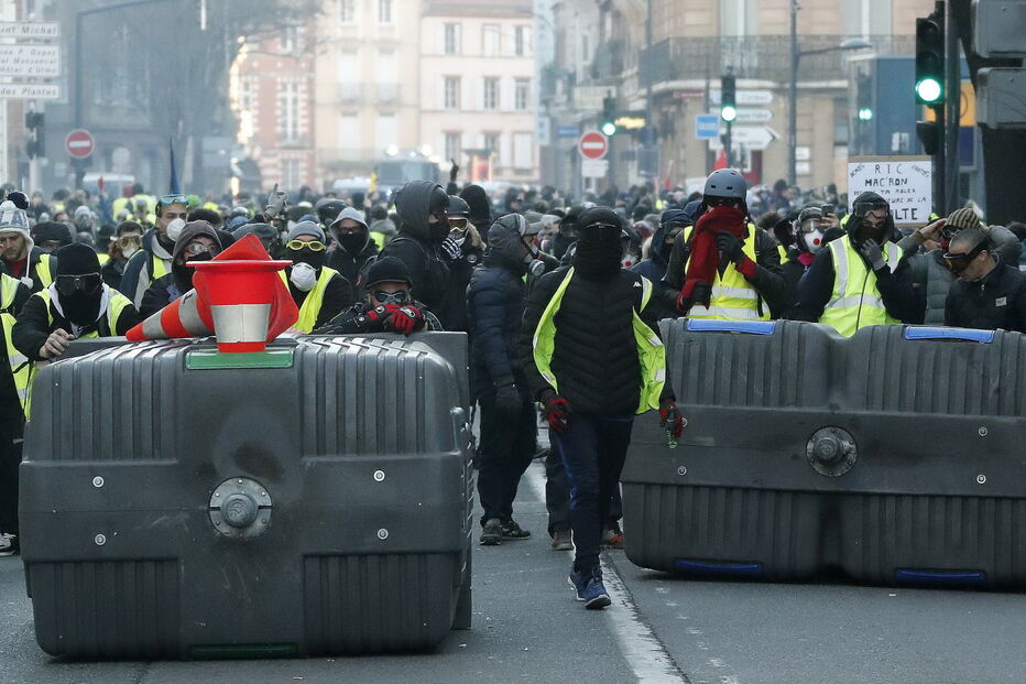 Tensão e chamas na manifestação dos 'coletes amarelos' em França
