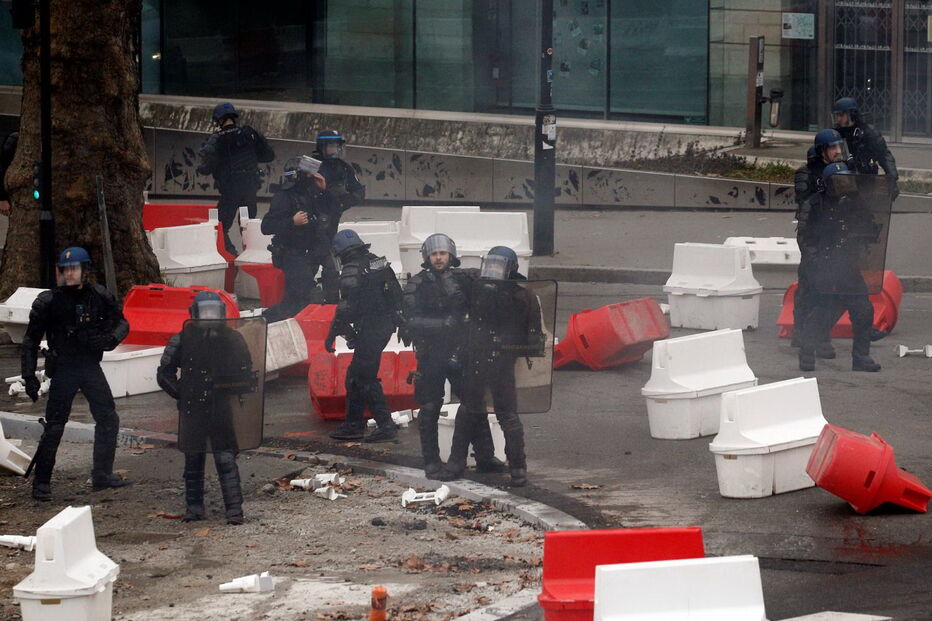 Tensão e chamas na manifestação dos 'coletes amarelos' em França