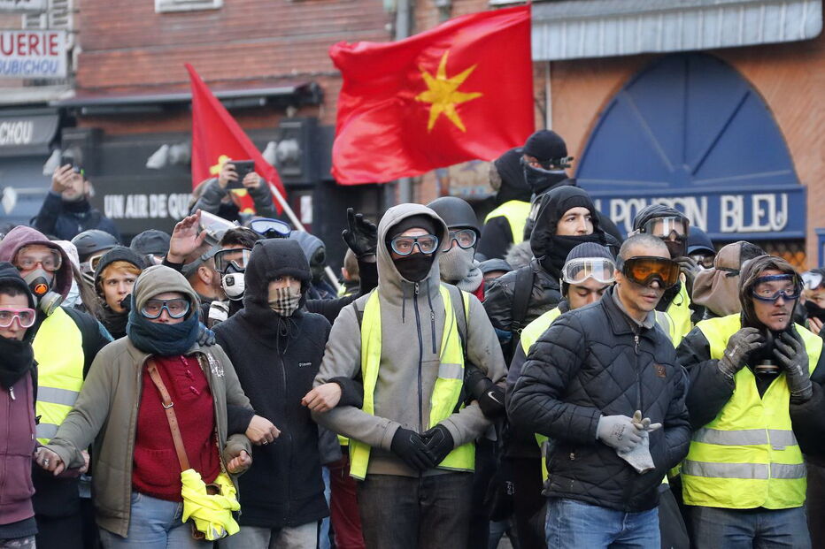 Tensão e chamas na manifestação dos 'coletes amarelos' em França