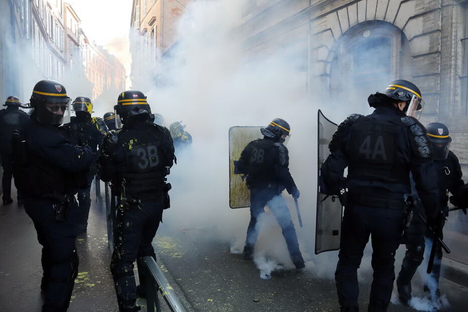 Tensão e chamas na manifestação dos 'coletes amarelos' em França