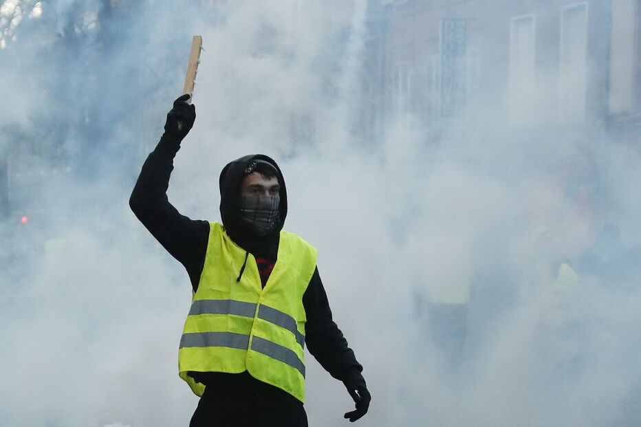 Tensão e chamas na manifestação dos 'coletes amarelos' em França