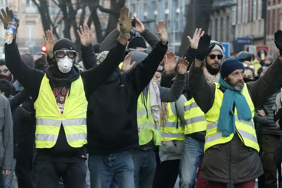 Tensão e chamas na manifestação dos 'coletes amarelos' em França