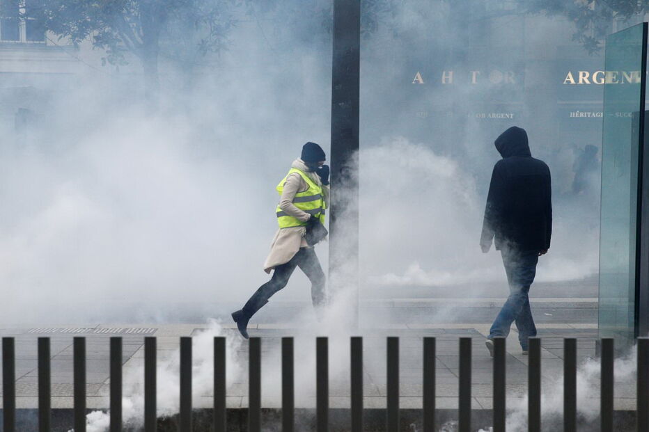 Tensão e chamas na manifestação dos 'coletes amarelos' em França