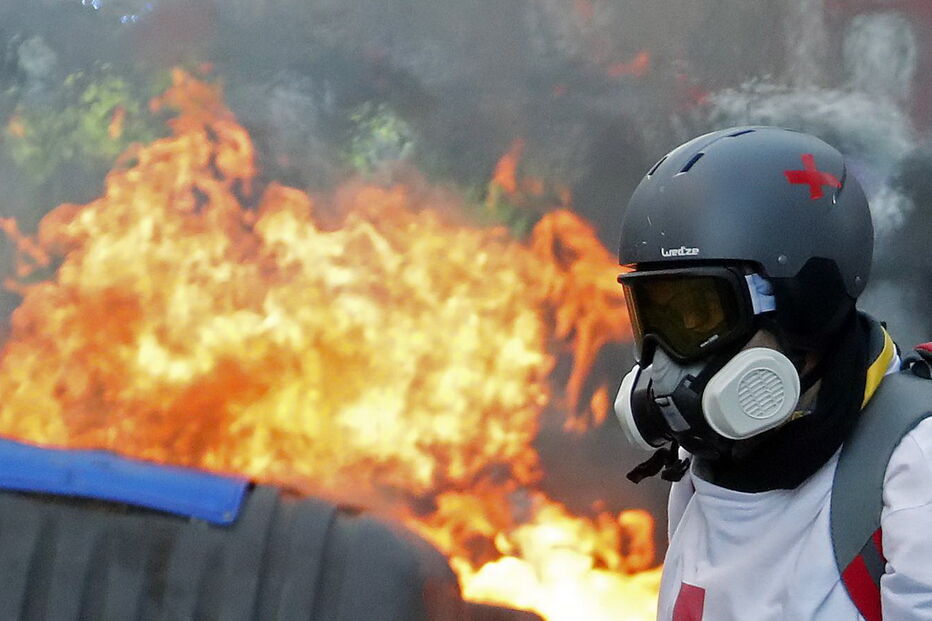 Tensão e chamas na manifestação dos 'coletes amarelos' em França