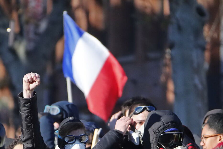 Tensão e chamas na manifestação dos 'coletes amarelos' em França