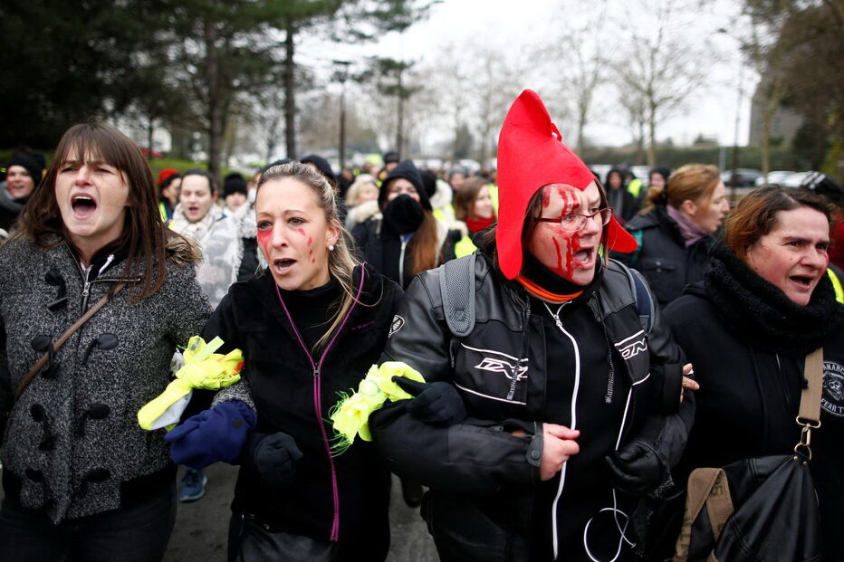 Tensão e chamas na manifestação dos 'coletes amarelos' em França