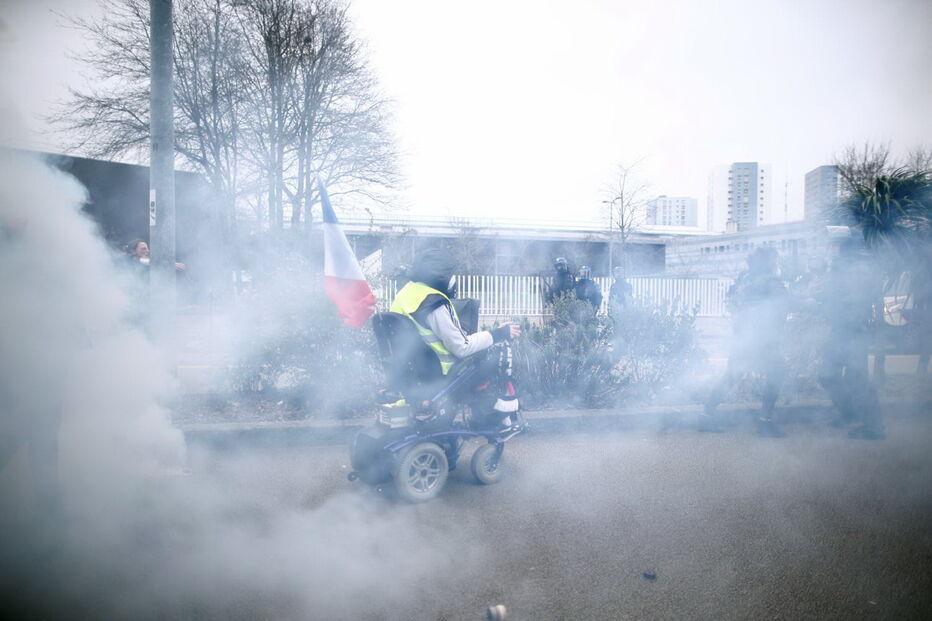 Tensão e chamas na manifestação dos 'coletes amarelos' em França