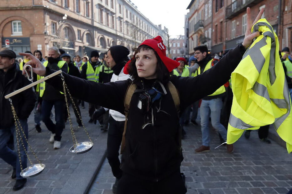 Tensão e chamas na manifestação dos 'coletes amarelos' em França