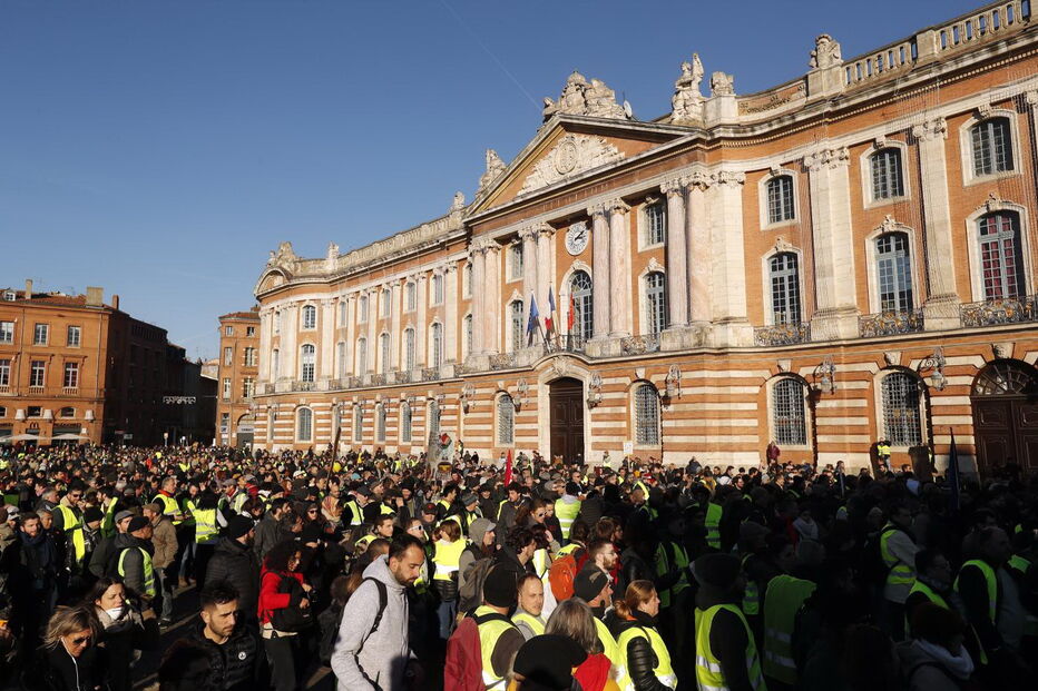 Tensão e chamas na manifestação dos 'coletes amarelos' em França