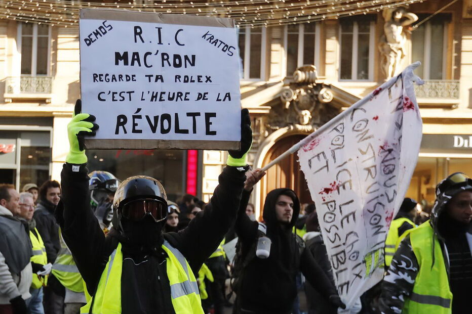 Tensão e chamas na manifestação dos 'coletes amarelos' em França