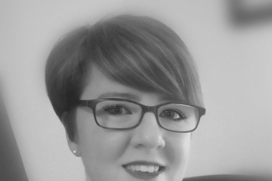 Mulher trata boneco como bebé real e... até o leva a jantar