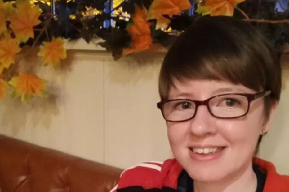 Mulher trata boneco como bebé real e... até o leva a jantar