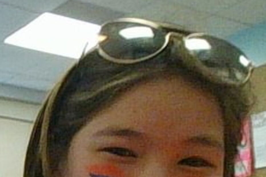 Alma Cadwalader, de 19 anos, foi detida por atacar outra mulher à dentada