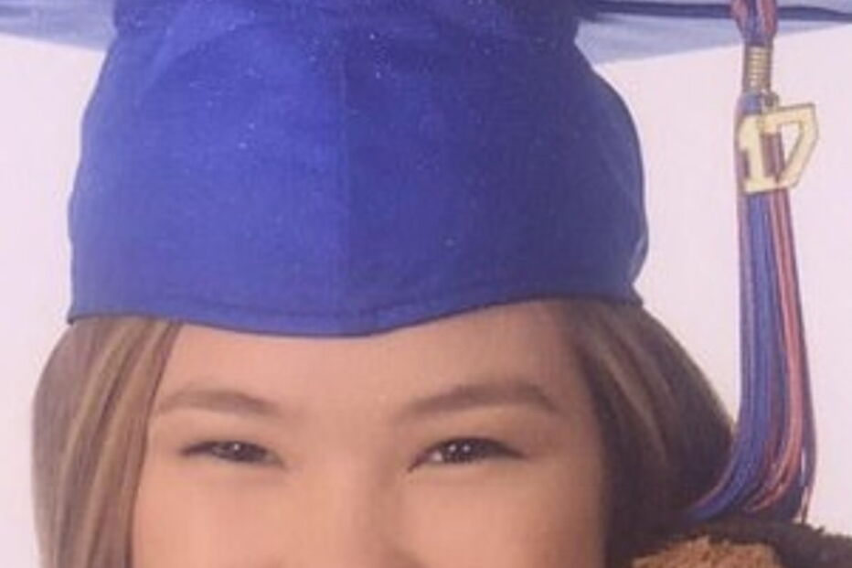 Alma Cadwalader, de 19 anos, foi detida por atacar outra mulher à dentada