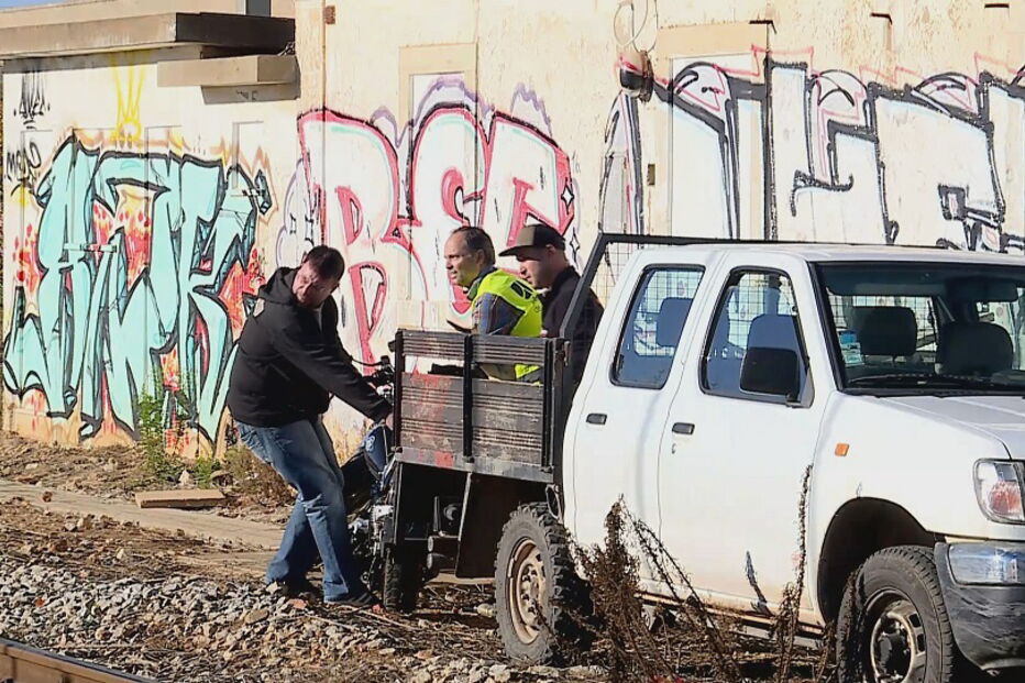 Motociclista ferido com gravidade após colidir com comboio em Silves