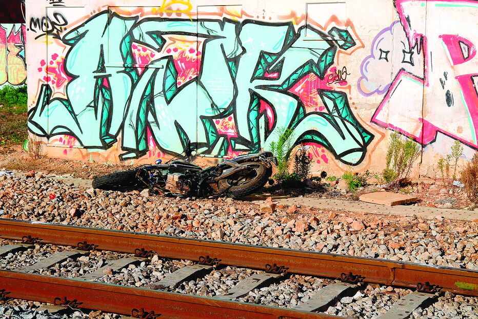 Mota conduzida pela vítima ficou destruída depois da colisão com um comboio na passagem de nível de Algoz  