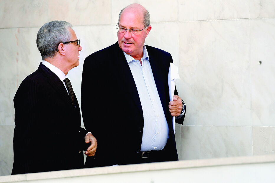 Vítor Sousa, à direita e acompanhado do advogado Artur Marques, começa a ser julgado no próximo dia 16 de janeiro 