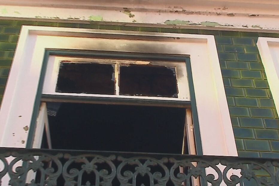 Incêndio destrói dois andares de edifício na Póvoa de Varzim