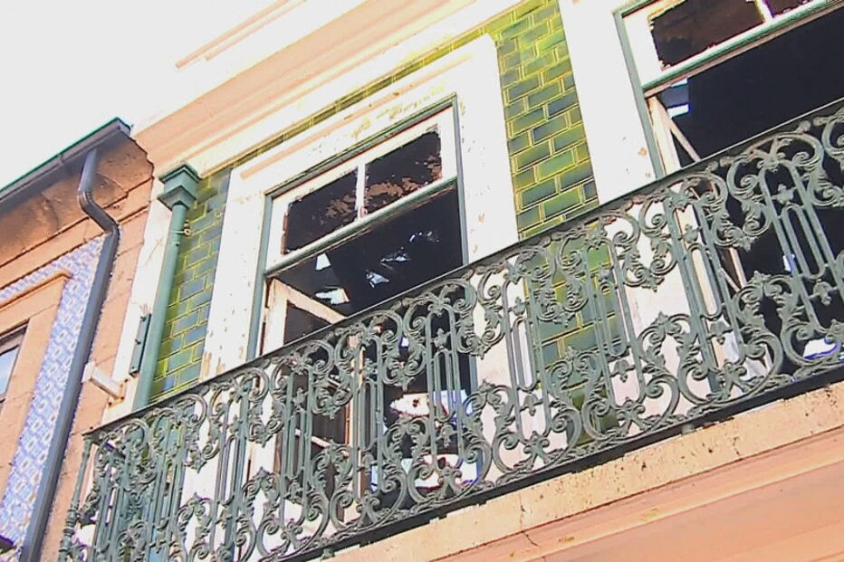 Incêndio destrói dois andares de edifício na Póvoa de Varzim