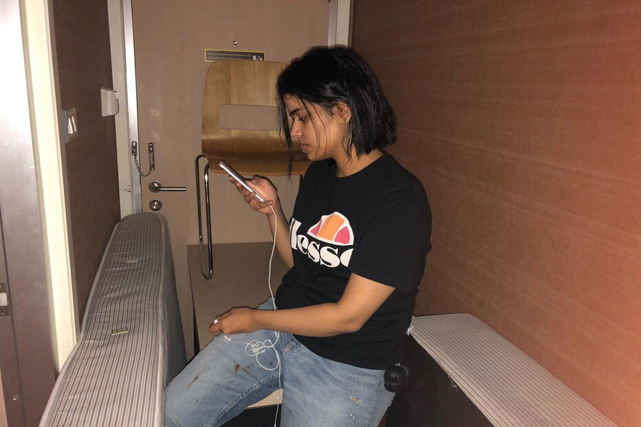 Rahaf Mohammed Al-Qunum, de 18 anos, lançou pedidos de ajuda.