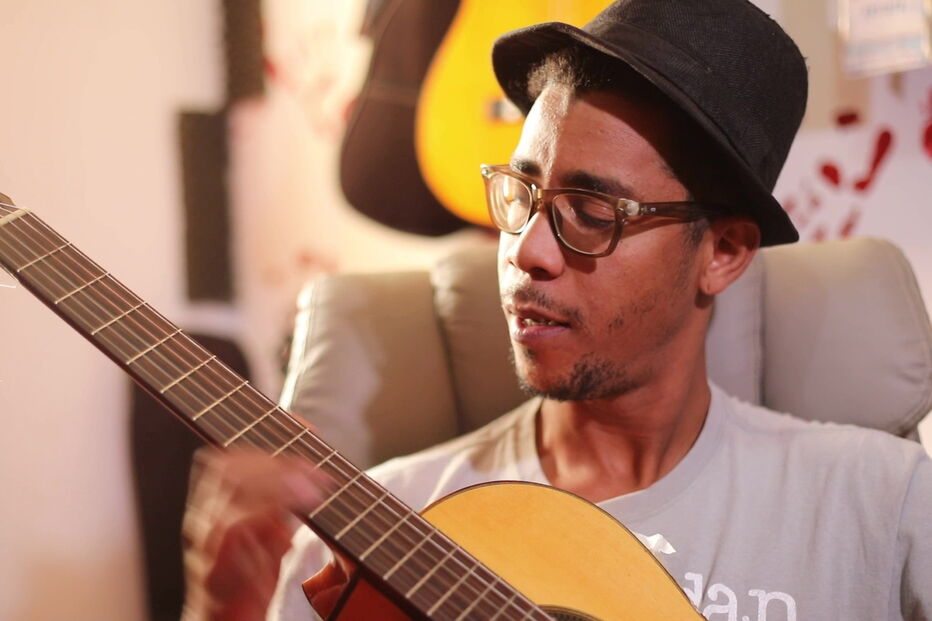 Ivan Medina no seu estúdio da Cidade da Praia