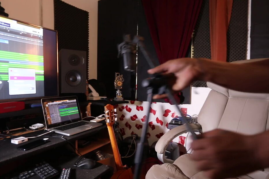 Ivan Medina no seu estúdio da Cidade da Praia