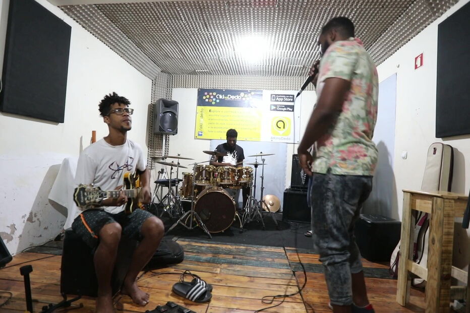 Ivan Medina no seu estúdio da Cidade da Praia