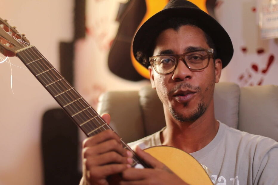 Ivan Medina no seu estúdio da Cidade da Praia