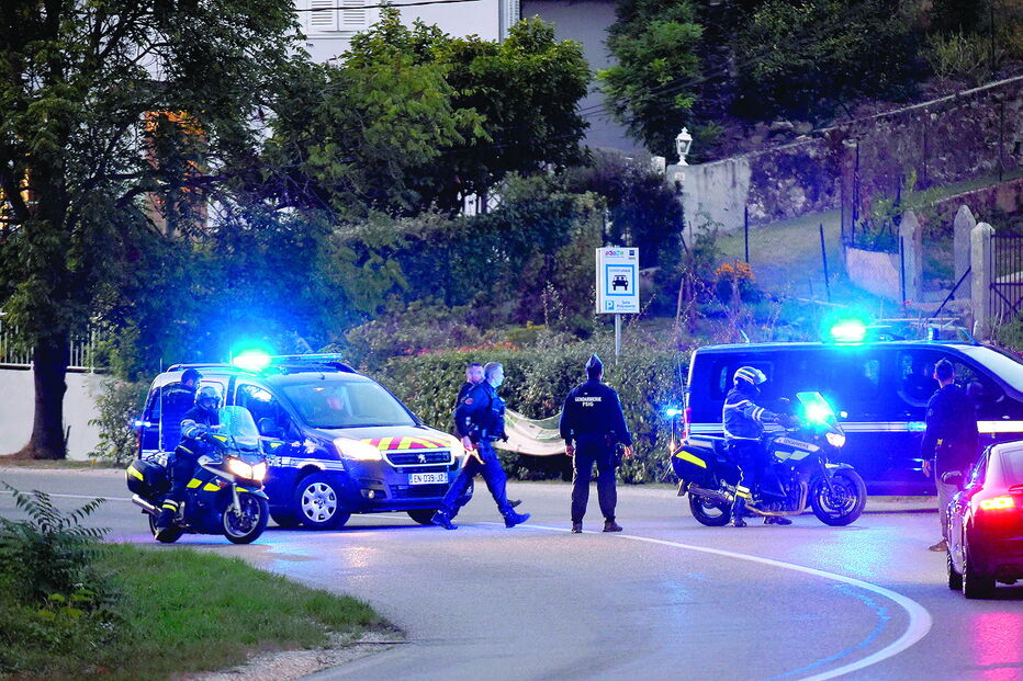 Polícia francesa esteve no local do crime