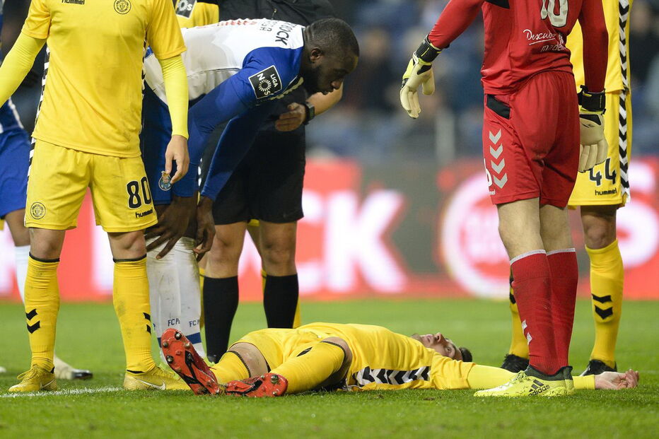 Estreante do Nacional cai no relvado e sai de ambulância do Estádio do Dragão