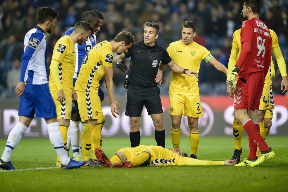 Estreante do Nacional cai no relvado e sai de ambulância do Estádio do Dragão