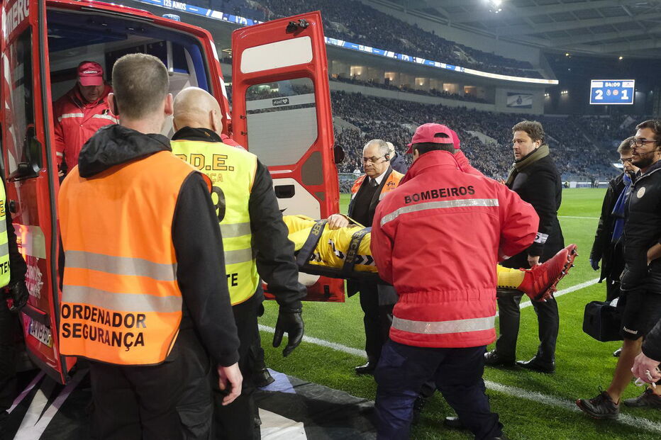 Estreante do Nacional cai no relvado e sai de ambulância do Estádio do Dragão