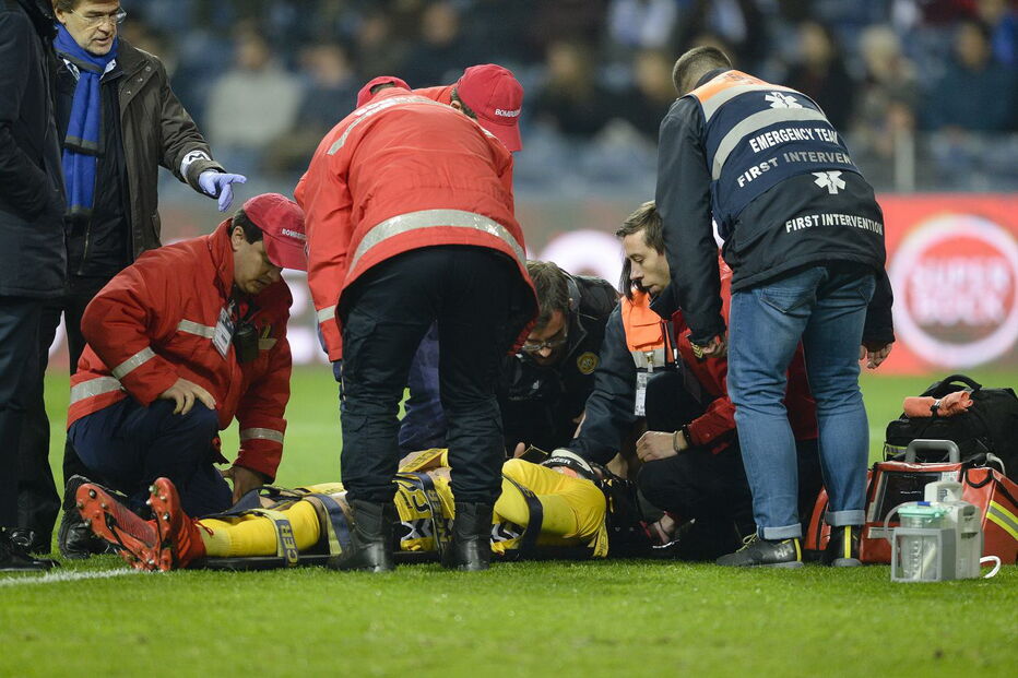 Estreante do Nacional cai no relvado e sai de ambulância do Estádio do Dragão