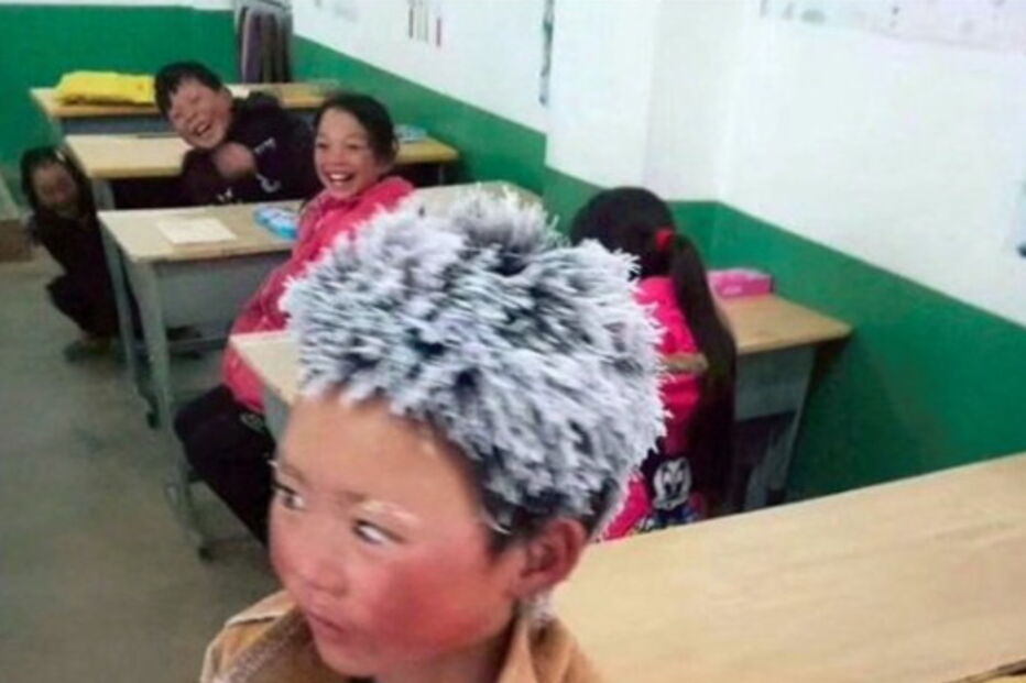 Menino do cabelo congelado já não precisa de andar 5 quilómetros para chegar à escola