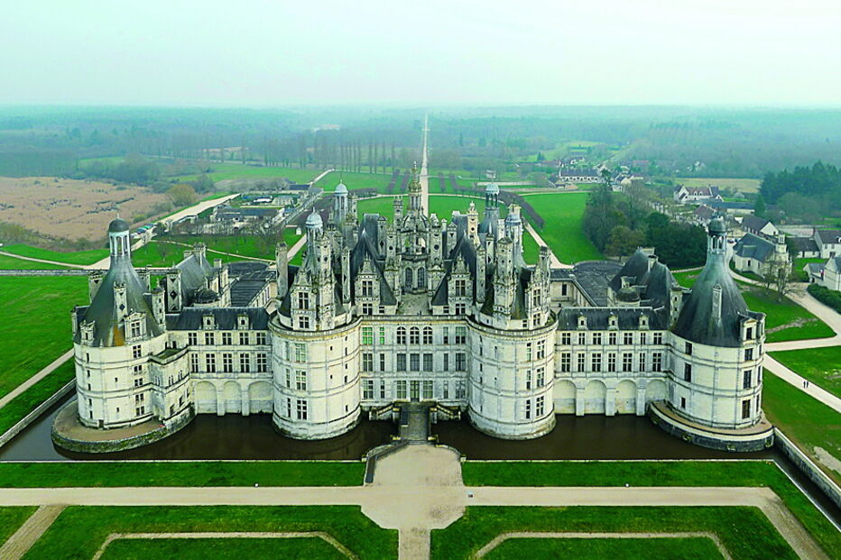 Castelo de Chambord distingue-se pela arquitetura medieval e Renascentista  