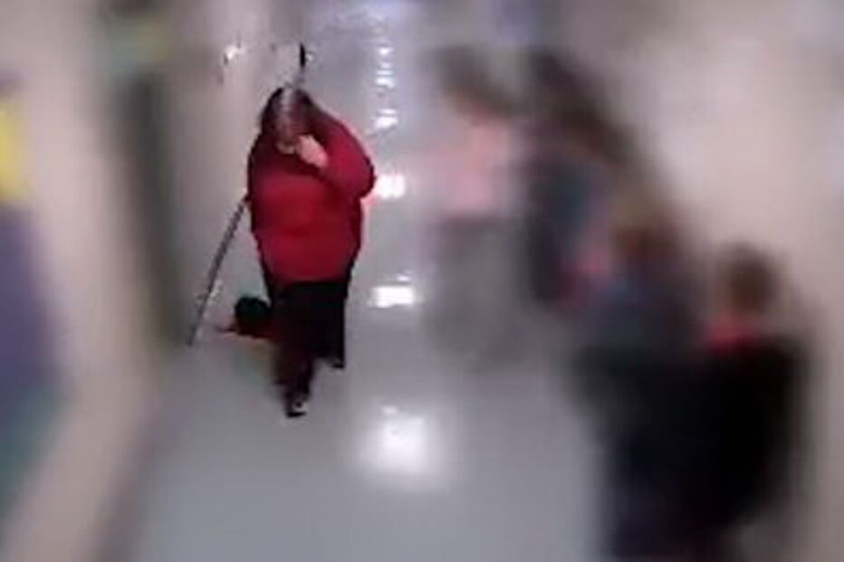 Professora arrasta menino autista de nove anos pelo corredor da escola