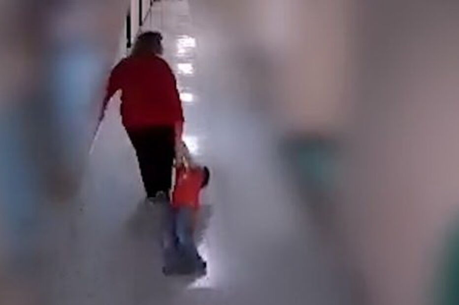 Professora arrasta menino autista de nove anos pelo corredor da escola