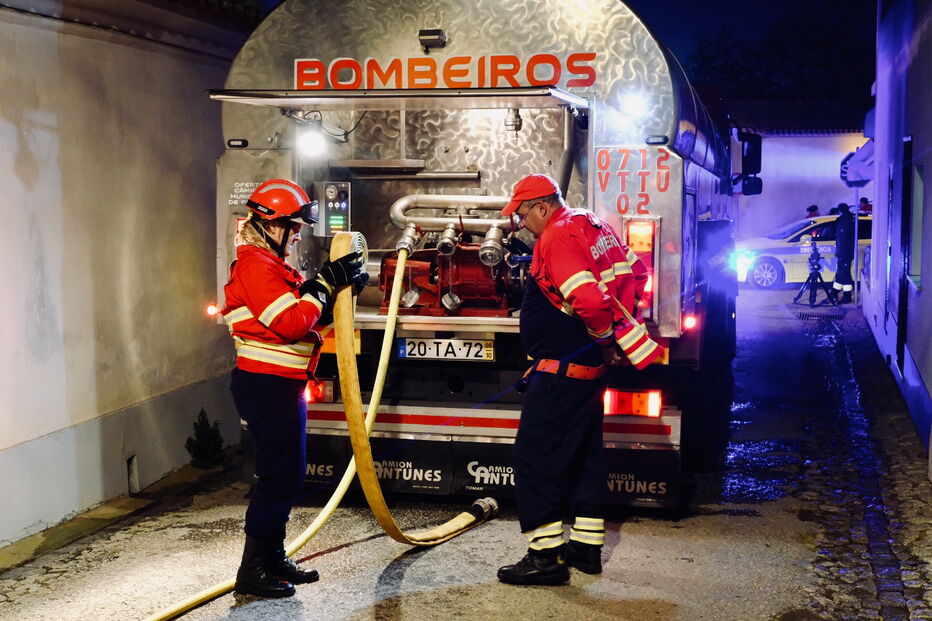 Homem de 44 anos ferido com gravidade quando tentava acender a lareira