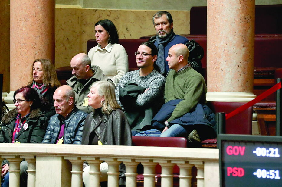Delegação da Fenprof liderada por Mário Nogueira assistiu à sessão plenária na Assembleia da República