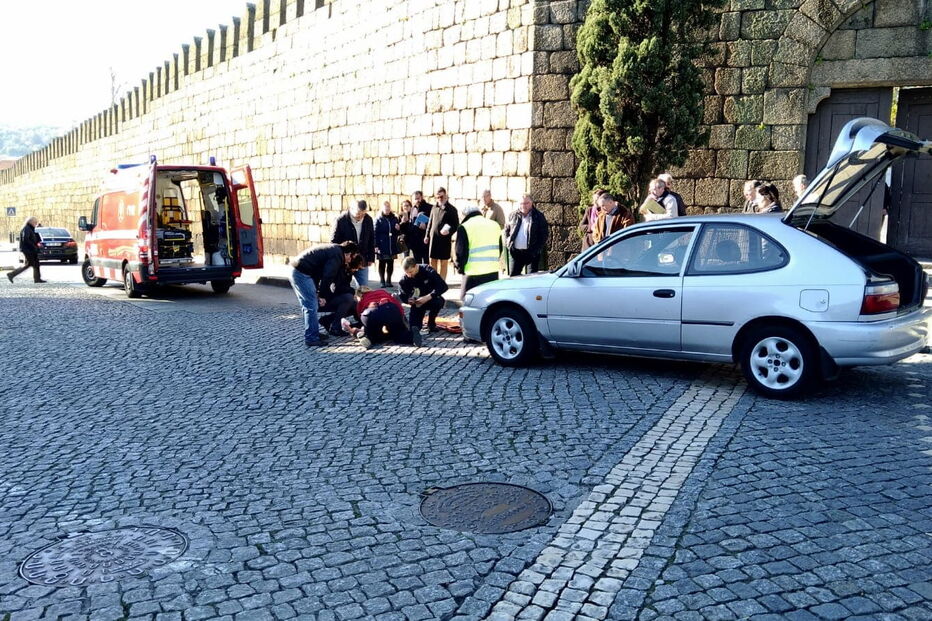 Mulher atropelada em frente ao tribunal de Guimarães enquanto atravessava passadeira