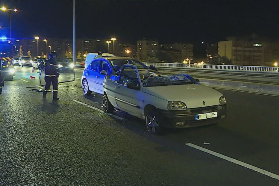 Acidente com várias viaturas deixa condutor encarcerado junto ao Centro Comercial Colombo em Lisboa
