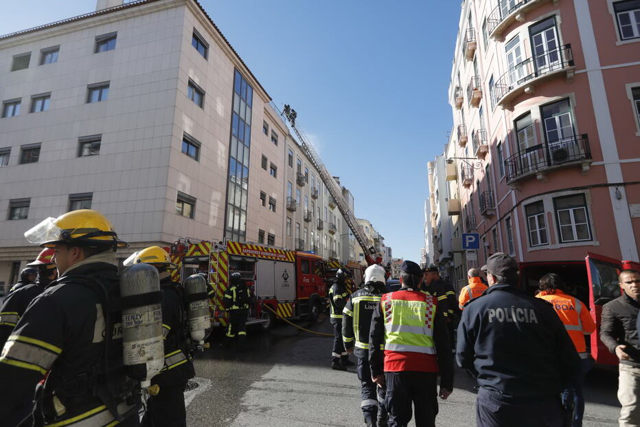 Incêndio destruiu a cobertura de um prédio em Campo de Ourique em Lisboa