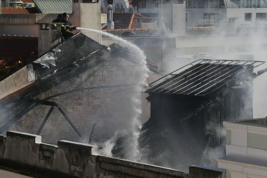 Incêndio destruiu a cobertura de um prédio em Campo de Ourique em Lisboa