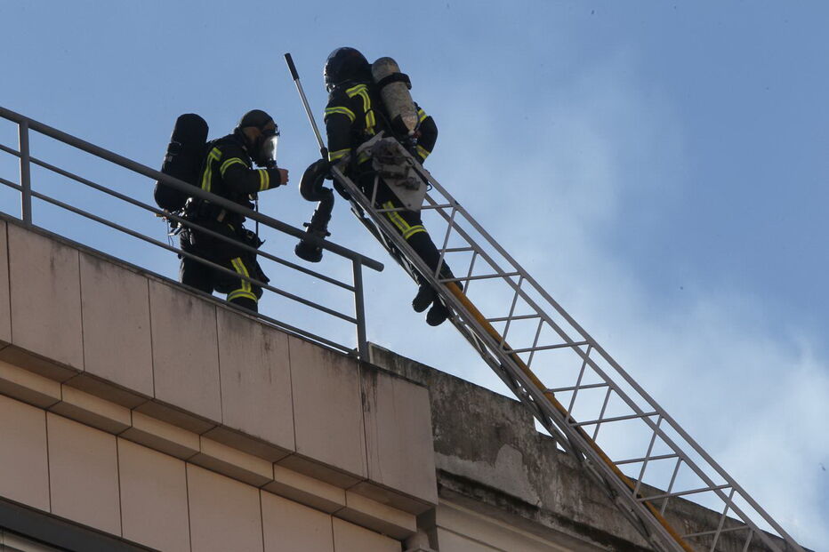 Incêndio destruiu a cobertura de um prédio em Campo de Ourique em Lisboa