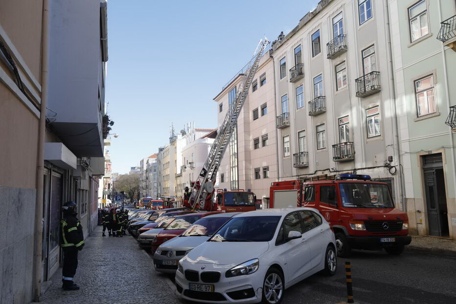 Incêndio destruiu a cobertura de um prédio em Campo de Ourique em Lisboa