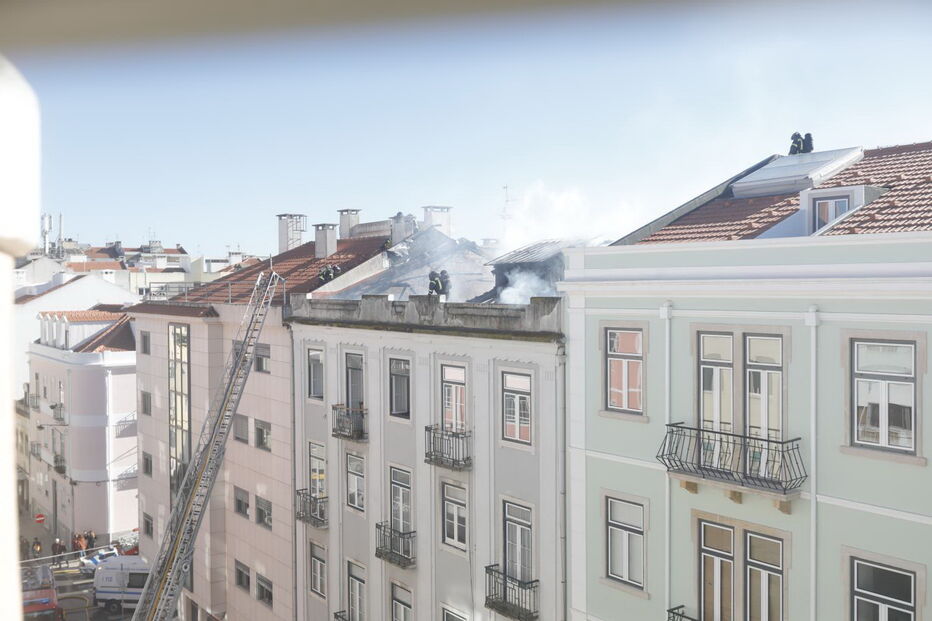Incêndio destruiu a cobertura de um prédio em Campo de Ourique em Lisboa