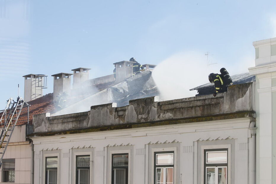 Incêndio destruiu a cobertura de um prédio em Campo de Ourique em Lisboa